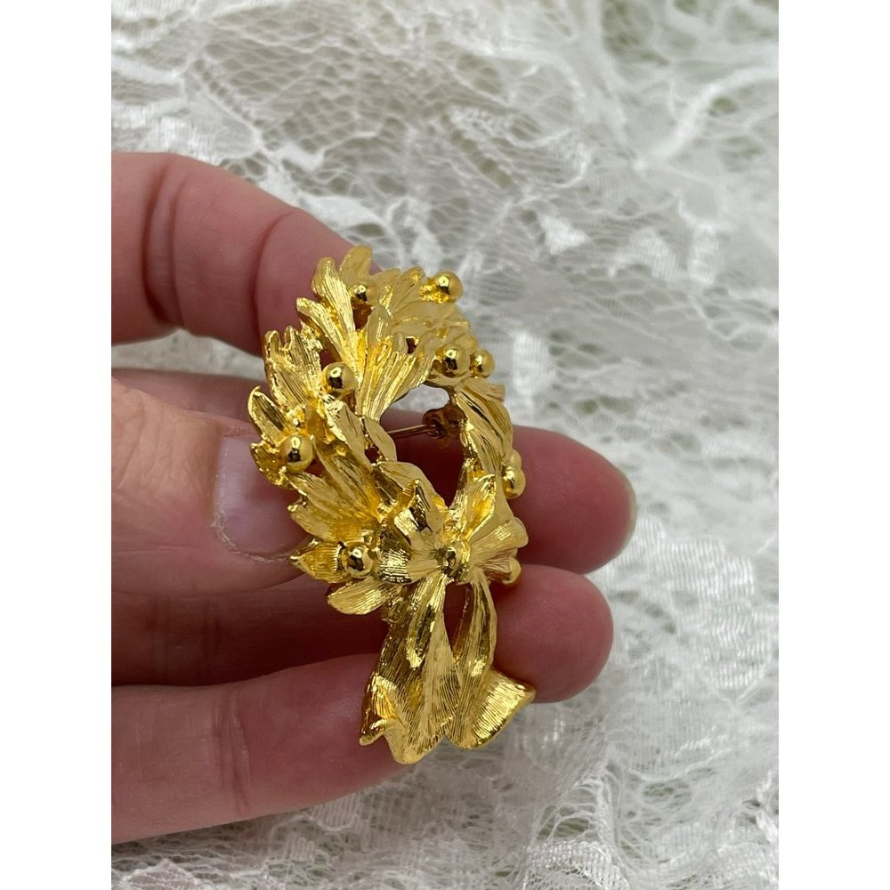 Napier Vintage Gold Tone Holiday Wreath Brooch - Picture 4 of 11